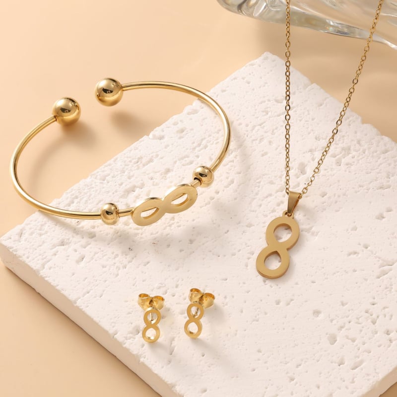 Rozsdamentes acélból készült ékszerszett: fülbevalók, nyaklánc és kézre kiegészítők; elektroplatázásos felületkezelés; kulcscsonti lánc; medálok szív, csepp és harang formában; friss és édes stílus