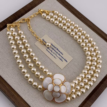 Ékszerszett: virág alakú gyöngyös nyaklánc és fülbevaló, O-lánc, többszörös rétegű, medál ötvözetből