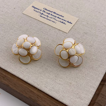 Ékszerszett: virág alakú gyöngyös nyaklánc és fülbevaló, O-lánc, többszörös rétegű, medál ötvözetből