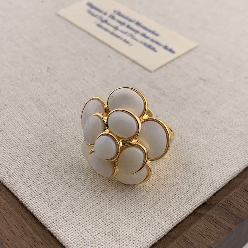 Ékszerszett: virág alakú gyöngyös nyaklánc és fülbevaló, O-lánc, többszörös rétegű, medál ötvözetből