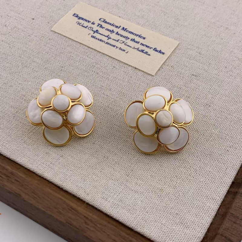 Ékszerszett: virág alakú gyöngyös nyaklánc és fülbevaló, O-lánc, többszörös rétegű, medál ötvözetből