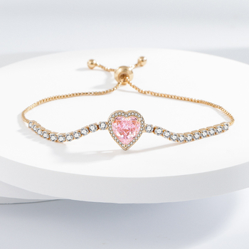 Négy részes női ékszerszett: réz alapú, aranyozott kivitel, szív alakú cirkónia kövek; tartalmaz fülbevalót, nyakláncot, karkötőt és gyűrűt.