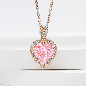 Négy részes női ékszerszett: réz alapú, aranyozott kivitel, szív alakú cirkónia kövek; tartalmaz fülbevalót, nyakláncot, karkötőt és gyűrűt.