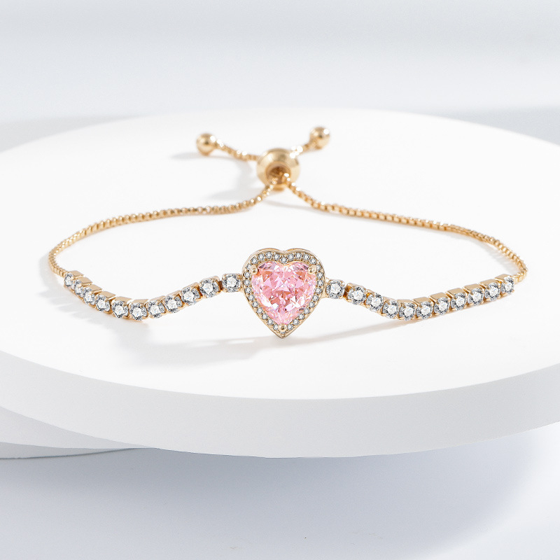 Négy részes női ékszerszett: réz alapú, aranyozott kivitel, szív alakú cirkónia kövek; tartalmaz fülbevalót, nyakláncot, karkötőt és gyűrűt.