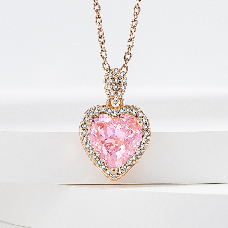 Négy részes női ékszerszett: réz alapú, aranyozott kivitel, szív alakú cirkónia kövek; tartalmaz fülbevalót, nyakláncot, karkötőt és gyűrűt.