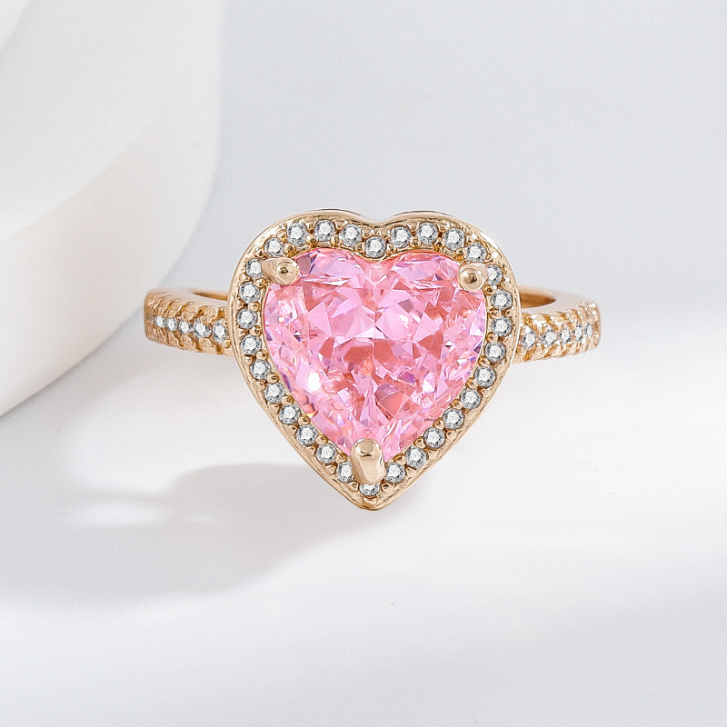 Négy részes női ékszerszett: réz alapú, aranyozott kivitel, szív alakú cirkónia kövek; tartalmaz fülbevalót, nyakláncot, karkötőt és gyűrűt.