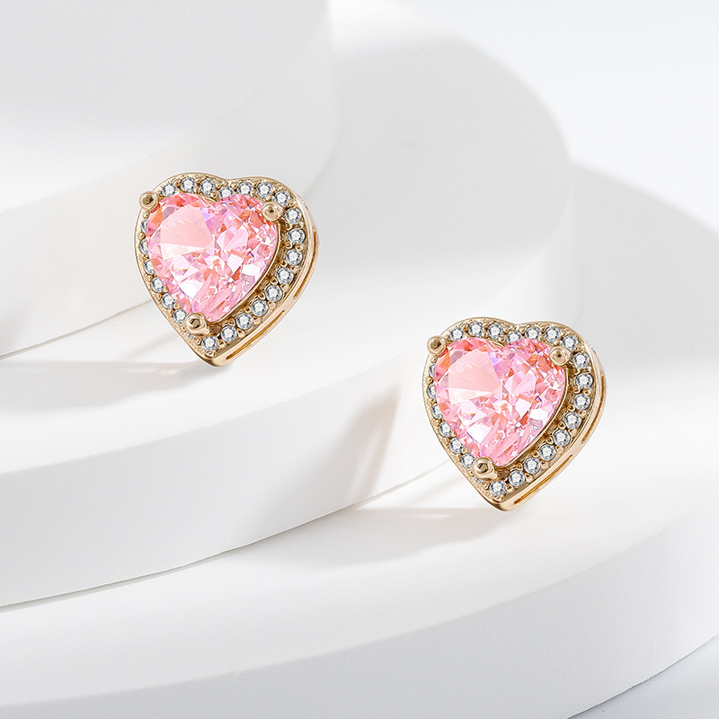 Négy részes női ékszerszett: réz alapú, aranyozott kivitel, szív alakú cirkónia kövek; tartalmaz fülbevalót, nyakláncot, karkötőt és gyűrűt.