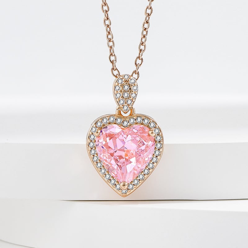 Négy részes női ékszerszett: réz alapú, aranyozott kivitel, szív alakú cirkónia kövek; tartalmaz fülbevalót, nyakláncot, karkötőt és gyűrűt.