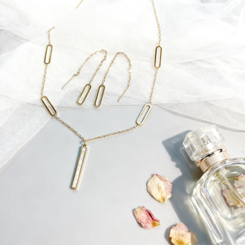 Set ogrlice i naušnica s rimski slovima, nehrđajući čelik, višeslojni dizajn, podesiva duljina, elektroplakirani završetak, unisex