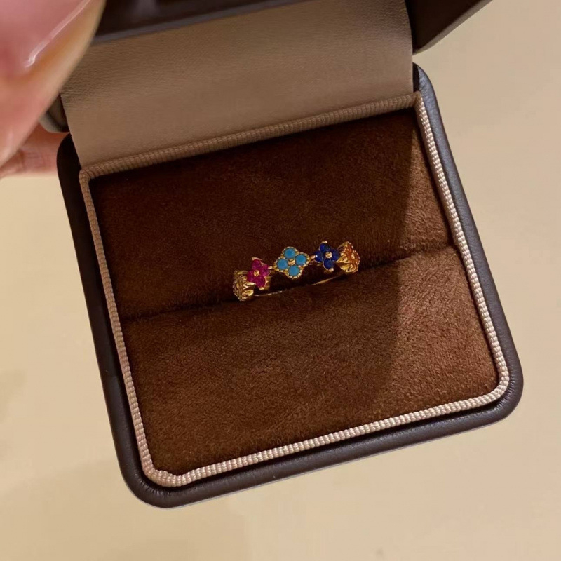 Rézből készült gyűrű, nyaklánc és fülbevaló készlet gyémántokkal, keresztes lánccal, növény-virág motívum