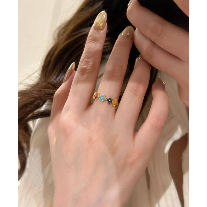 Rézből készült gyűrű, nyaklánc és fülbevaló készlet gyémántokkal, keresztes lánccal, növény-virág motívum