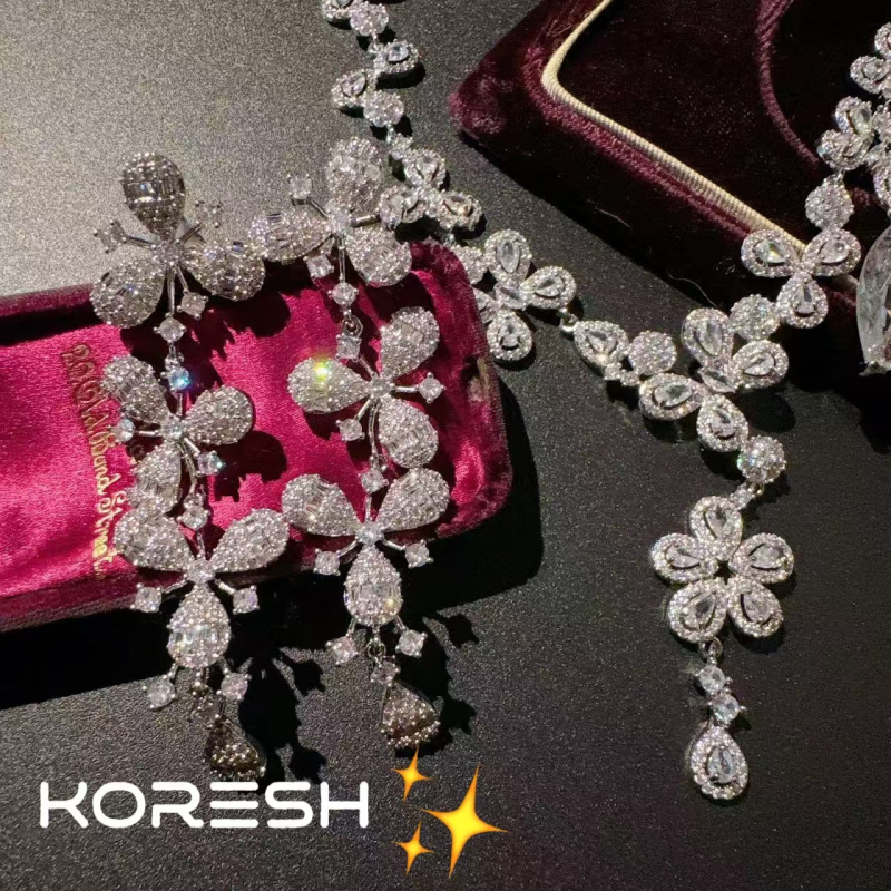 Fülbevaló és nyaklánc készlet virágmotívummal, cirkón bevésés, cirkon medál, standard lánc