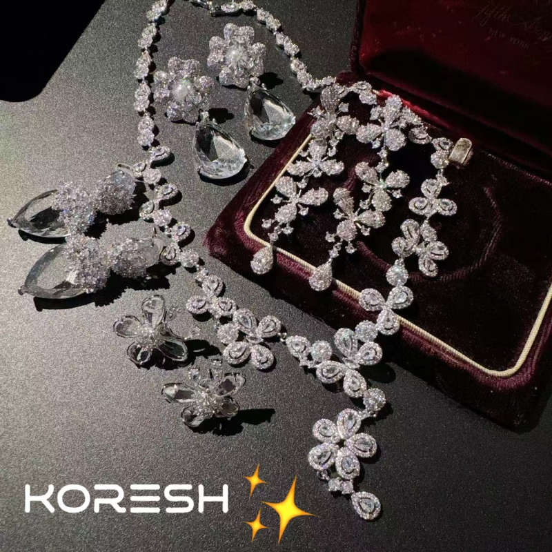 Fülbevaló és nyaklánc készlet virágmotívummal, cirkón bevésés, cirkon medál, standard lánc