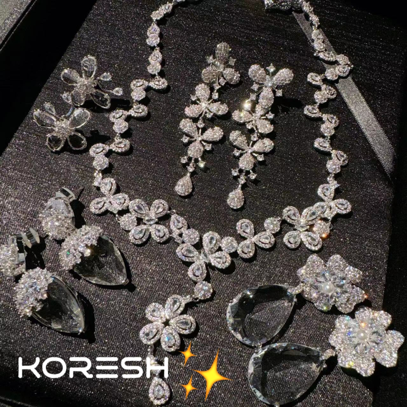 Fülbevaló és nyaklánc készlet virágmotívummal, cirkón bevésés, cirkon medál, standard lánc