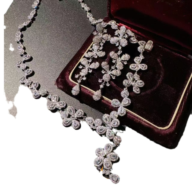 Fülbevaló és nyaklánc készlet virágmotívummal, cirkón bevésés, cirkon medál, standard lánc