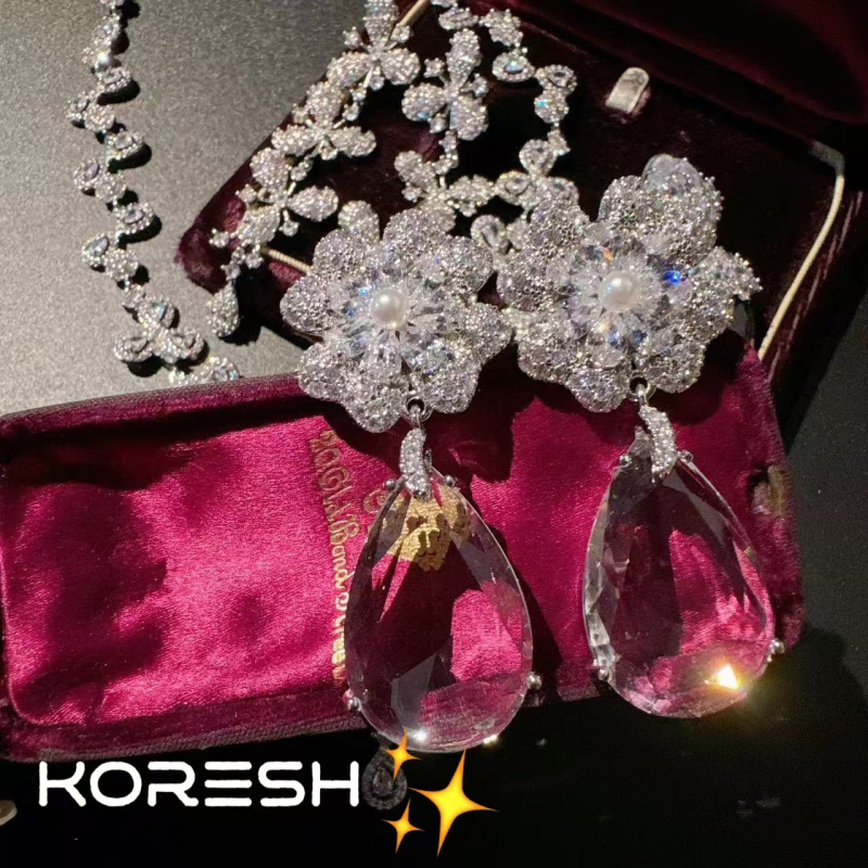 Fülbevaló és nyaklánc készlet virágmotívummal, cirkón bevésés, cirkon medál, standard lánc