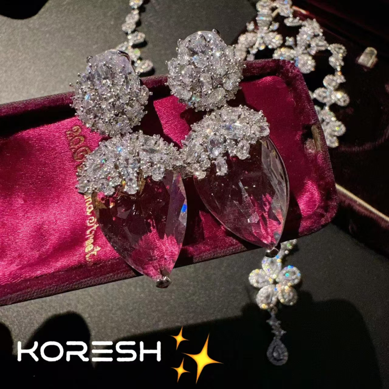 Fülbevaló és nyaklánc készlet virágmotívummal, cirkón bevésés, cirkon medál, standard lánc