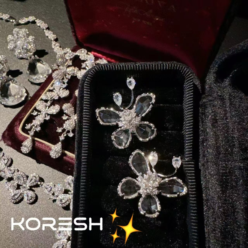 Fülbevaló és nyaklánc készlet virágmotívummal, cirkón bevésés, cirkon medál, standard lánc