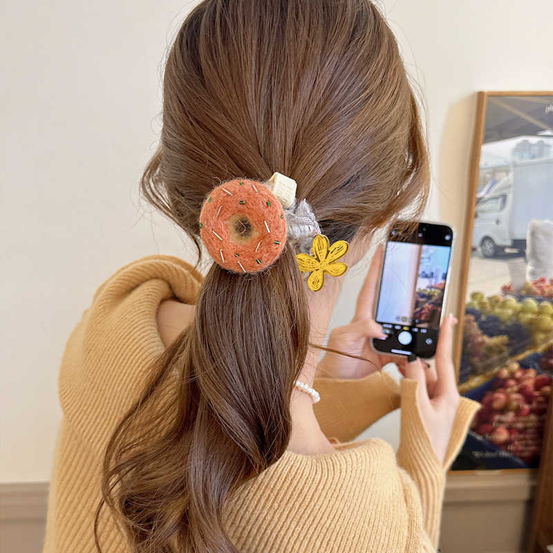 Plaukų gumelė iš vilnos filco, rankų darbo, 2025 m. pavasaris, japonų–korėjiečių drąsus stilius, gaivus ir saldus.