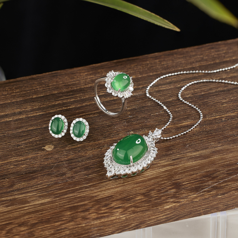 Set nakita od S925 sterling srebra s ledenim chalcedonom u privjesku — naušnice, ogrlica i prsten; lanac s kuglicama; cvjetni motiv; nacionalni trend
