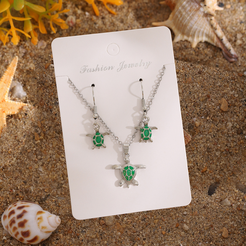 Set ogrlice s Opal Epoksi privjeskom i naušnicama s motivom kornjače – Materijal: željezna legura; Lanac: O-oblik; Privjesak: legura; Završna obrada: elektroplatiranje; Stil: svježe i slatko