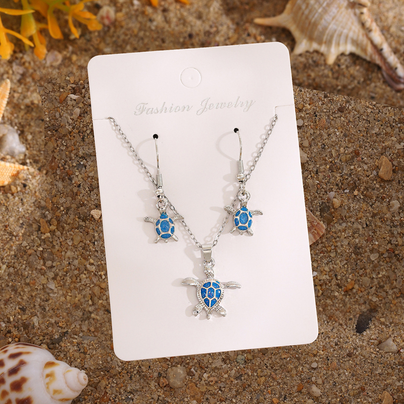 Set ogrlice s Opal Epoksi privjeskom i naušnicama s motivom kornjače – Materijal: željezna legura; Lanac: O-oblik; Privjesak: legura; Završna obrada: elektroplatiranje; Stil: svježe i slatko