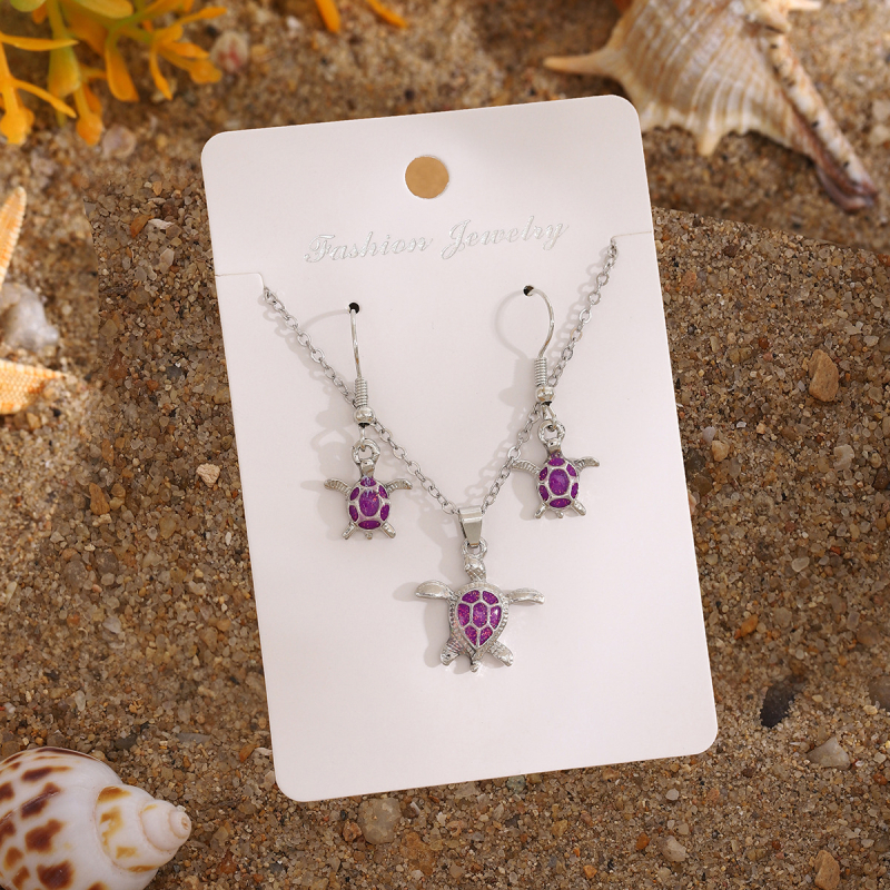 Set ogrlice s Opal Epoksi privjeskom i naušnicama s motivom kornjače – Materijal: željezna legura; Lanac: O-oblik; Privjesak: legura; Završna obrada: elektroplatiranje; Stil: svježe i slatko