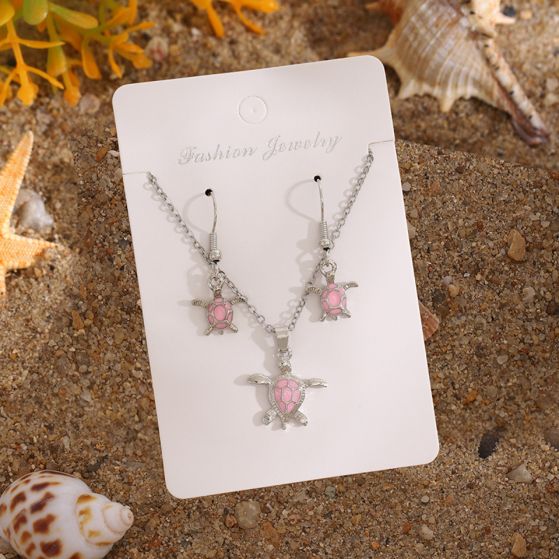 Set ogrlice s Opal Epoksi privjeskom i naušnicama s motivom kornjače – Materijal: željezna legura; Lanac: O-oblik; Privjesak: legura; Završna obrada: elektroplatiranje; Stil: svježe i slatko