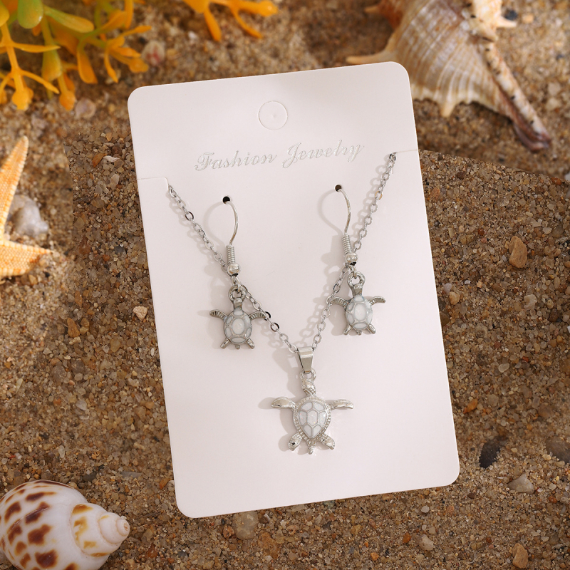 Set ogrlice s Opal Epoksi privjeskom i naušnicama s motivom kornjače – Materijal: željezna legura; Lanac: O-oblik; Privjesak: legura; Završna obrada: elektroplatiranje; Stil: svježe i slatko