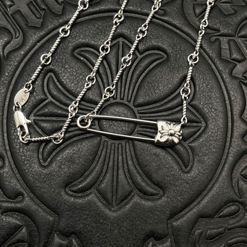 Metalni ogrlica s bambus lancem i privjeskom križ-cvijet, vintage stil, ljeto 2021.