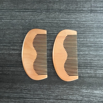 Ξύλινη χτένα για γενειάδα από ξύλο ροδάκινου με χαρακτικές λεπτομέρειες και λογότυπο χαραγμένο με λέιζερ, λεία επιφάνεια