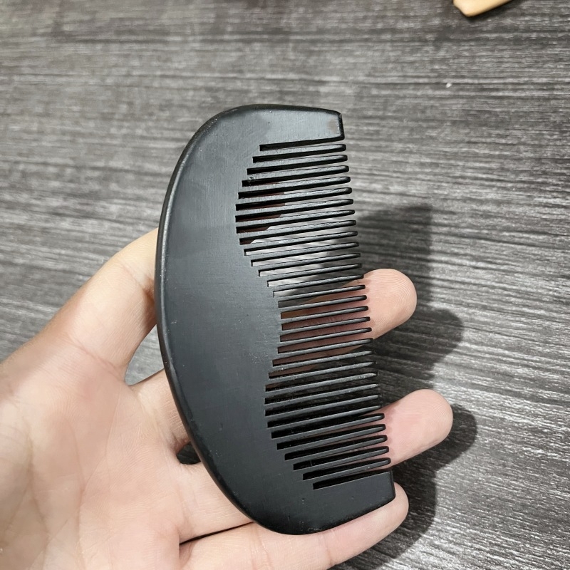 Ξύλινη χτένα για γενειάδα από ξύλο ροδάκινου με χαρακτικές λεπτομέρειες και λογότυπο χαραγμένο με λέιζερ, λεία επιφάνεια