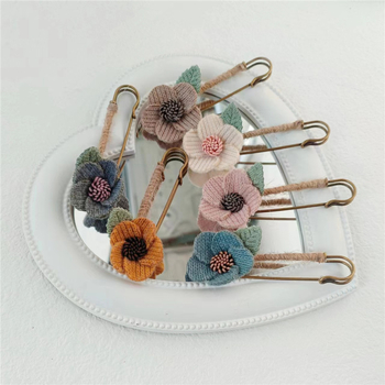 Брошка за шал с цвете от плат, декоративна и многофункционална, естествен стил