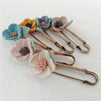 Брошка за шал с цвете от плат, декоративна и многофункционална, естествен стил