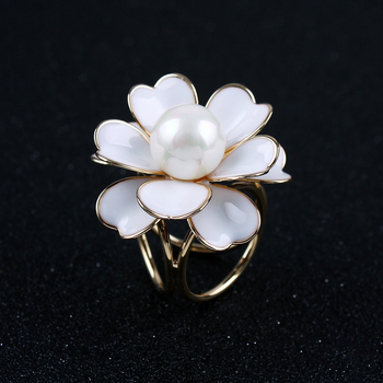 Κούμπωμα για φουλάρι από μετάξι με τρία δαχτυλίδια σε σχήμα Καμέλια, με μαργαριάρια ενσωματωμένα, χαλκός, ιαπωνο-κορεατικό στυλ