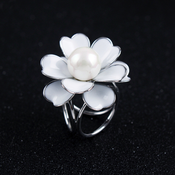 Κούμπωμα για φουλάρι από μετάξι με τρία δαχτυλίδια σε σχήμα Καμέλια, με μαργαριάρια ενσωματωμένα, χαλκός, ιαπωνο-κορεατικό στυλ