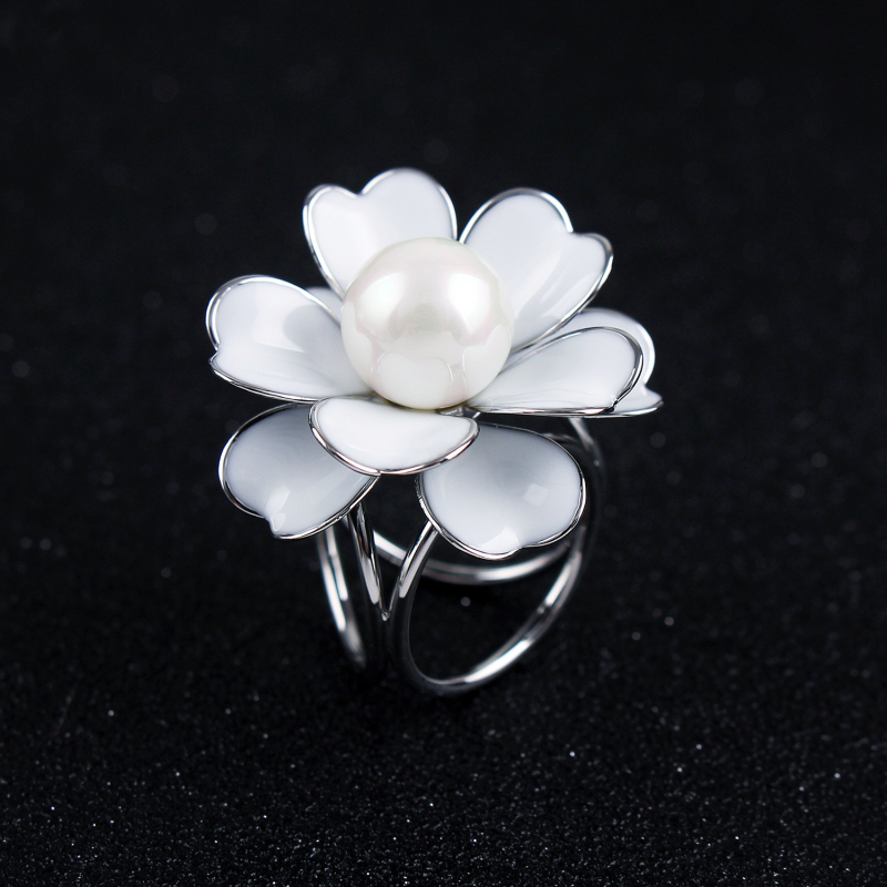 Κούμπωμα για φουλάρι από μετάξι με τρία δαχτυλίδια σε σχήμα Καμέλια, με μαργαριάρια ενσωματωμένα, χαλκός, ιαπωνο-κορεατικό στυλ