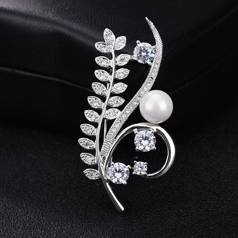 Καρφίτσα από χαλκό με ένθετο ζιρκόν, λουλουδάτος σχεδιασμός — Himana, unisex, μόδα γραφείου