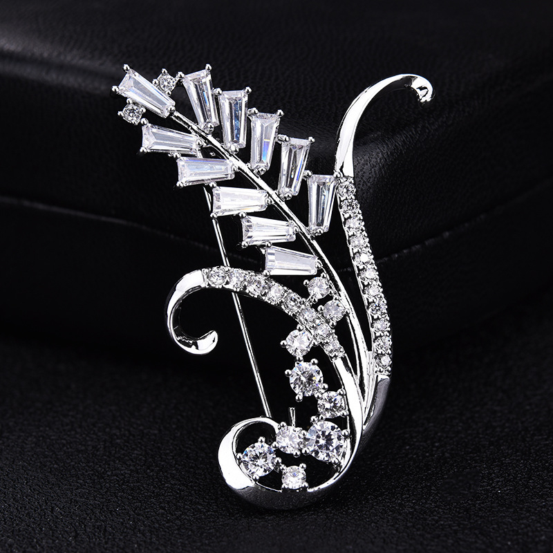 Καρφίτσα από χαλκό με ένθετο ζιρκόν, λουλουδάτος σχεδιασμός — Himana, unisex, μόδα γραφείου