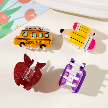 Hajcsat – Iskolai témájú karikatúra: iskolabusz, ceruza, alma és számológép – PVC és akril, kézzel készített