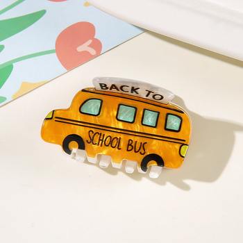 Hajcsat – Iskolai témájú karikatúra: iskolabusz, ceruza, alma és számológép – PVC és akril, kézzel készített