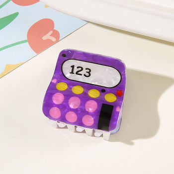 Hajcsat – Iskolai témájú karikatúra: iskolabusz, ceruza, alma és számológép – PVC és akril, kézzel készített