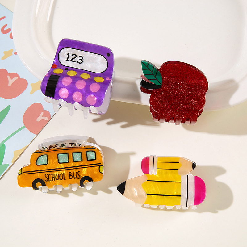 Hajcsat – Iskolai témájú karikatúra: iskolabusz, ceruza, alma és számológép – PVC és akril, kézzel készített