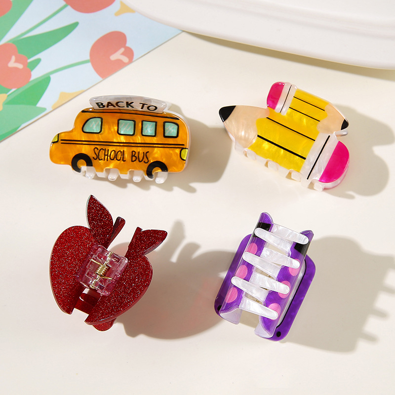 Hajcsat – Iskolai témájú karikatúra: iskolabusz, ceruza, alma és számológép – PVC és akril, kézzel készített