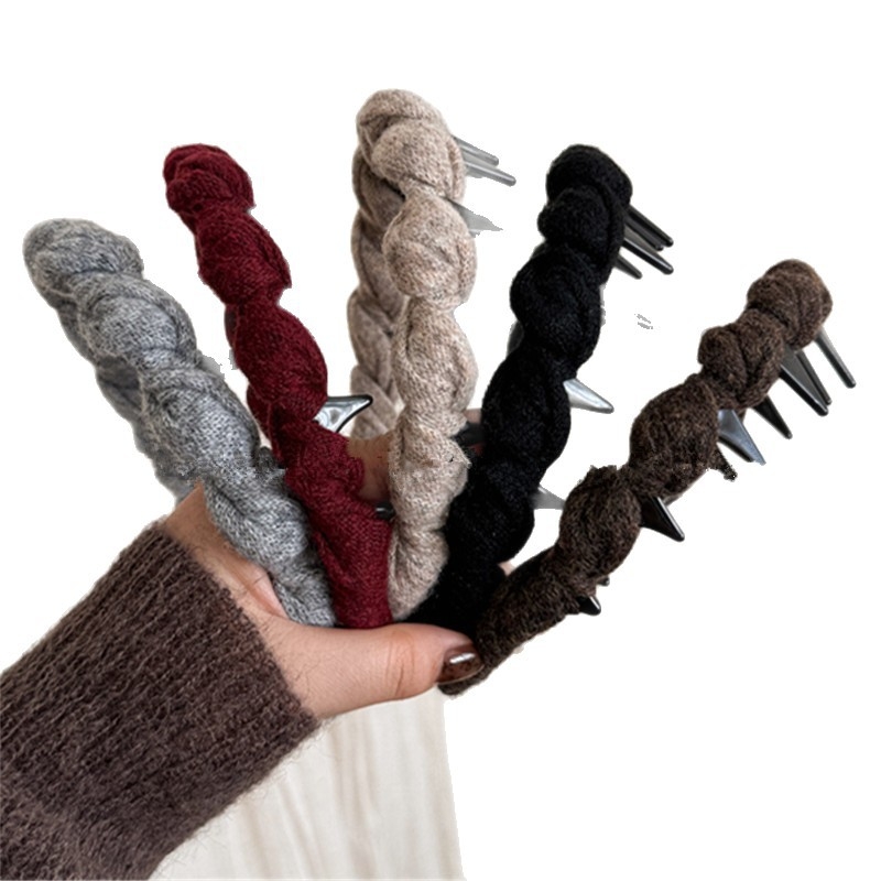 Villast punutud hammasrõngas juustele, libisemiskindel, naistele, käsitöö, sügis 2025, looduslik stiil