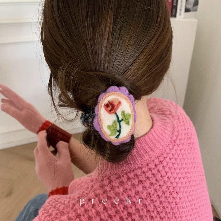 villase feltist juuksekumm, käsitöö; karjaste stiil; kõrge elastsus; kevad 2025 juukse aksessuaar