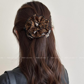 Banaanikujuline juukseklips leopardi mustriga, käsitöö, tekstiil, naistele