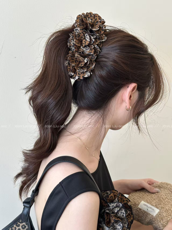 Banaanikujuline juukseklips leopardi mustriga, käsitöö, tekstiil, naistele