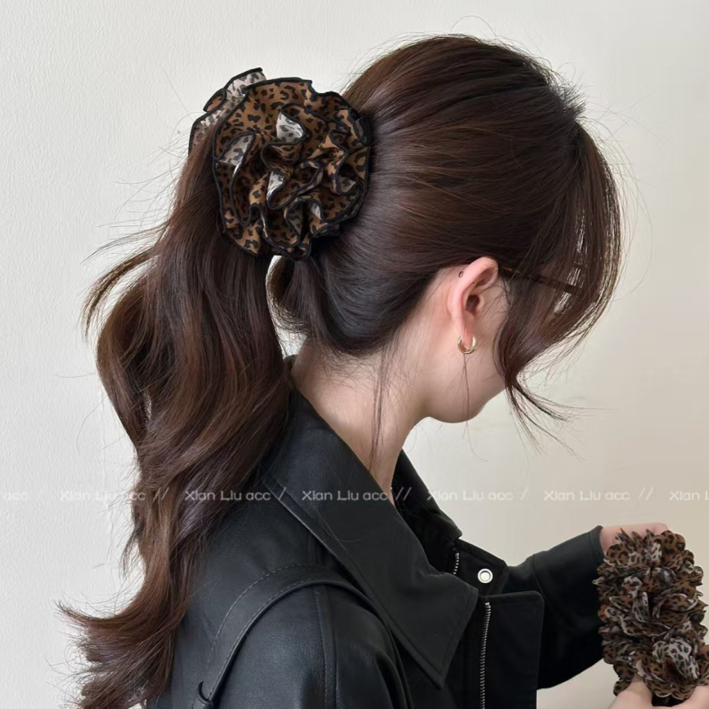 Banaanikujuline juukseklips leopardi mustriga, käsitöö, tekstiil, naistele