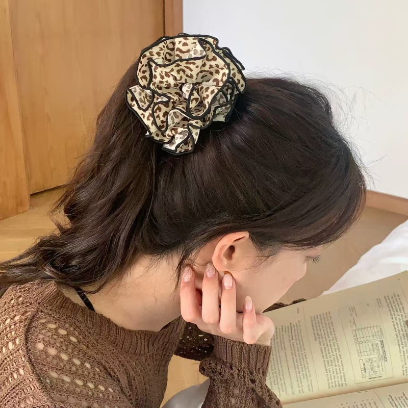 Banaanikujuline juukseklips leopardi mustriga, käsitöö, tekstiil, naistele